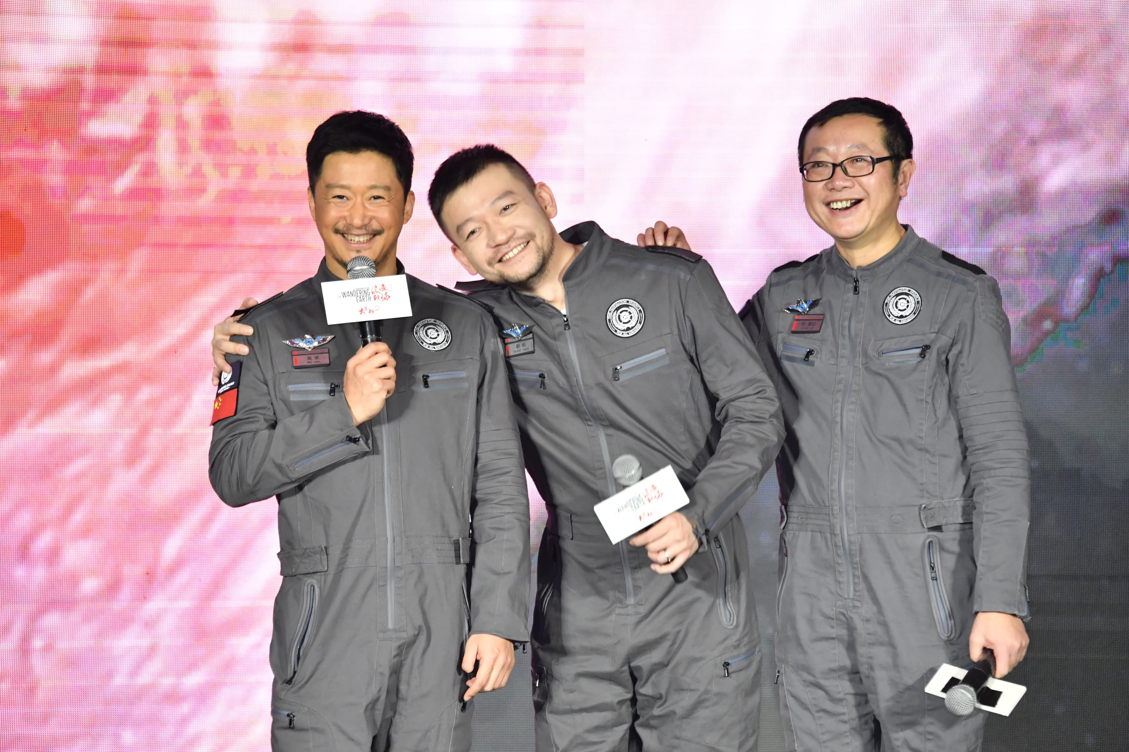 《流浪地球》首映記者會,左起演員吳京、導演郭帆、原著劉慈欣。(東方IC)