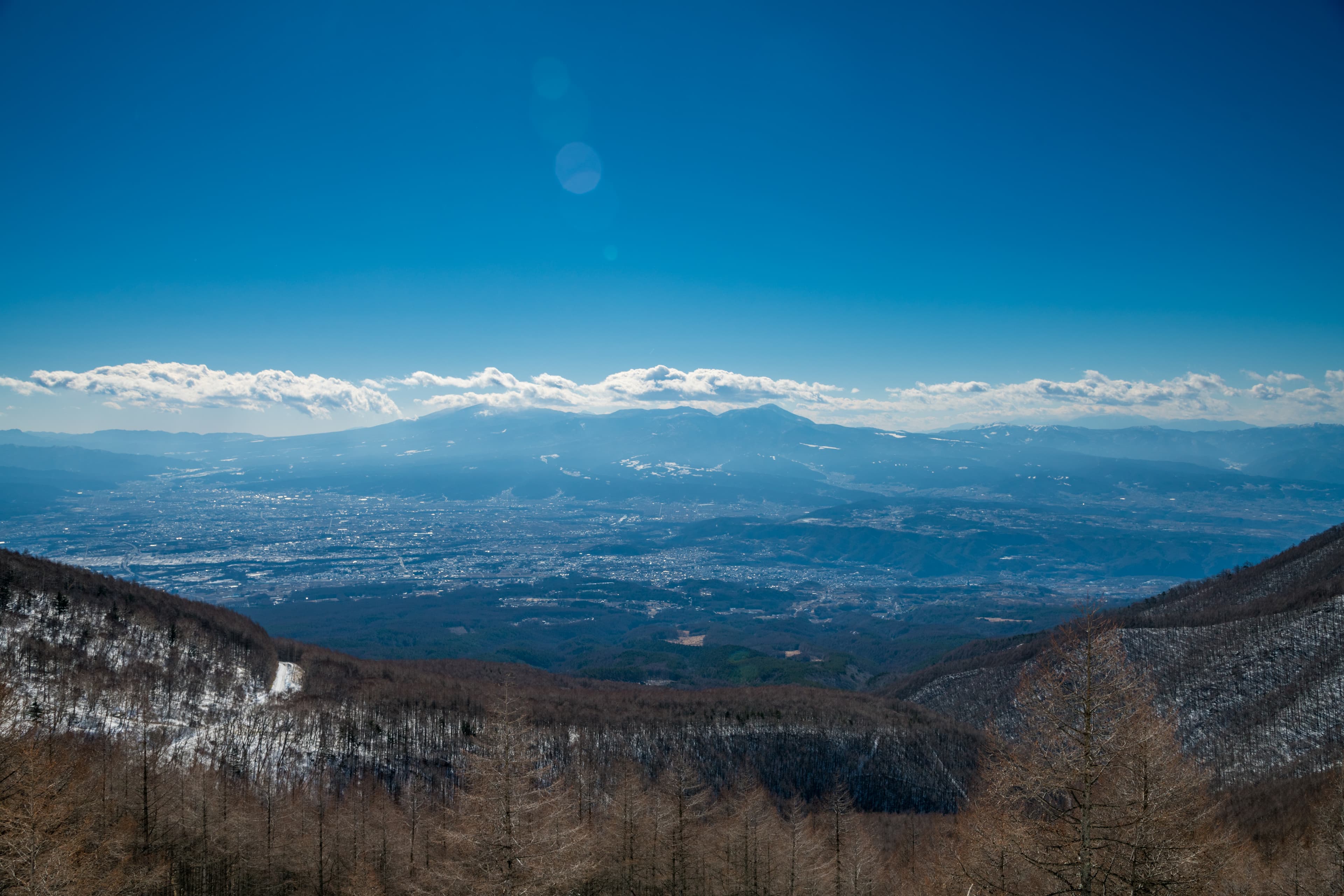 在海拔2,000公尺高度,登高望遠,飽覽長野山林美景。