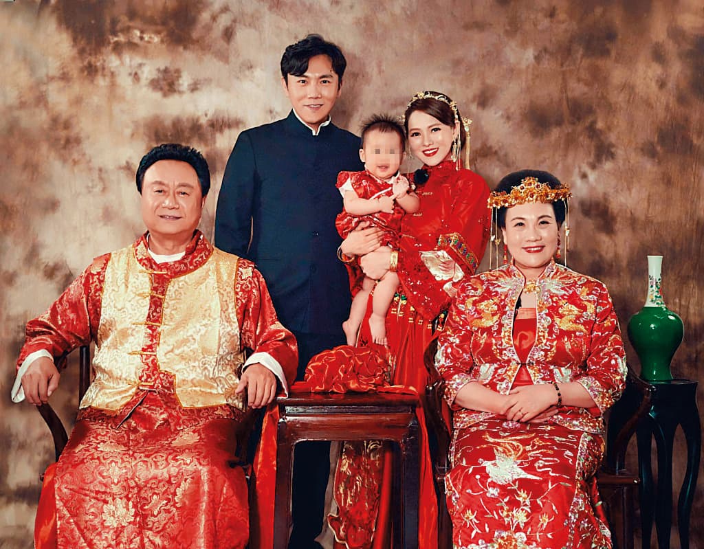 伊能靜(右2)曾上網聊婆媳之道,表示:「我的婆婆(秦昊母親,右1)是個特別會聆聽,並且正能量滿滿的人,所以米粒媽生活裡沒這些問題。」(翻攝自伊能靜微博)