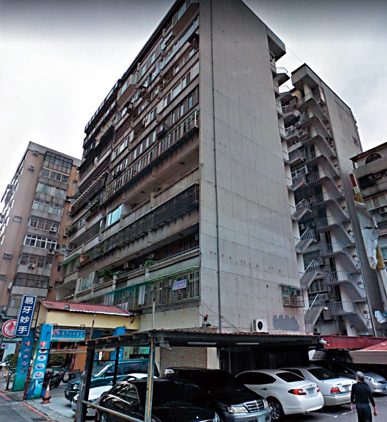 在一品大廈更之前,哈林曾跟伊能靜住在「金城大廈」,據說那時伊能靜跟哈林他媽也不合,所以分住樓上、樓下。(翻攝自Google Map)