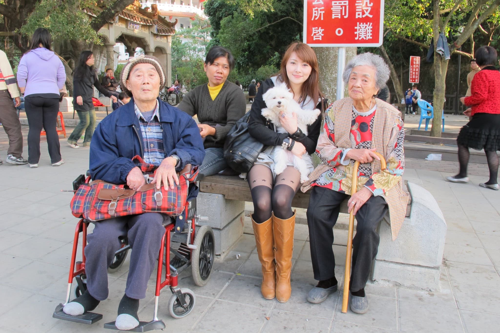 Vicky是爺爺奶奶帶大,當初是為了中風的爺爺放棄美容科,考護校。(Vicky提供)