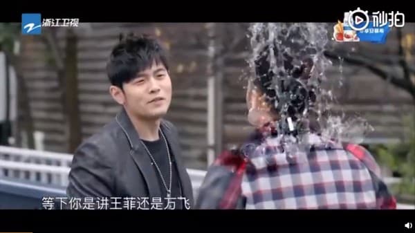周杰倫以導演之姿捉弄謝霆鋒。(翻攝鋒味微博)