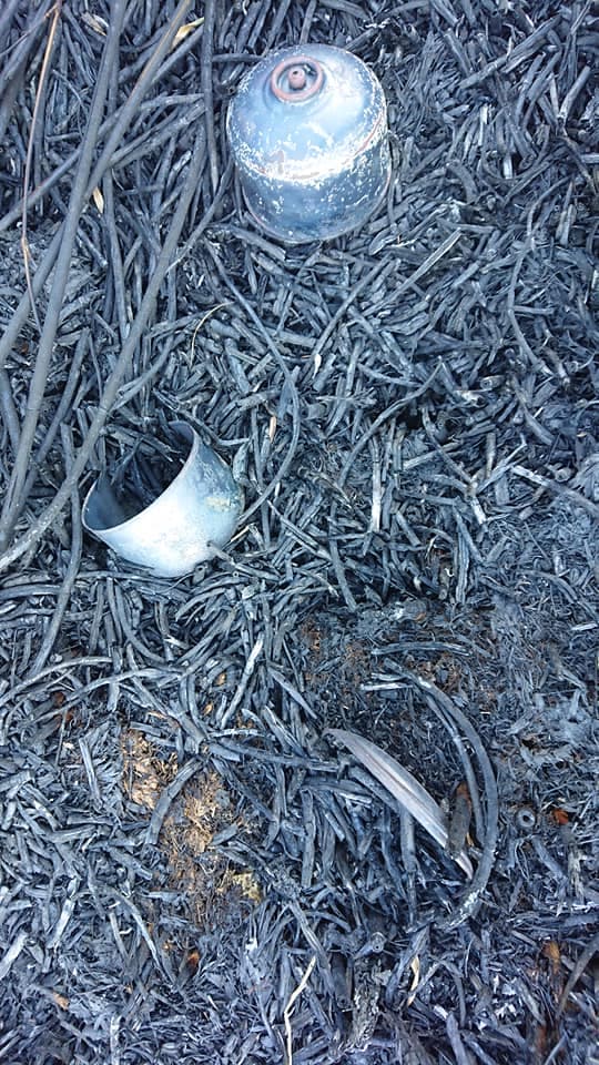 雪霸國家公園於災後清查火場,發現可能是過去遭山友遺留的廢棄瓦斯罐及器具。(圖取自雪霸國家公園登山資訊分享站臉書)