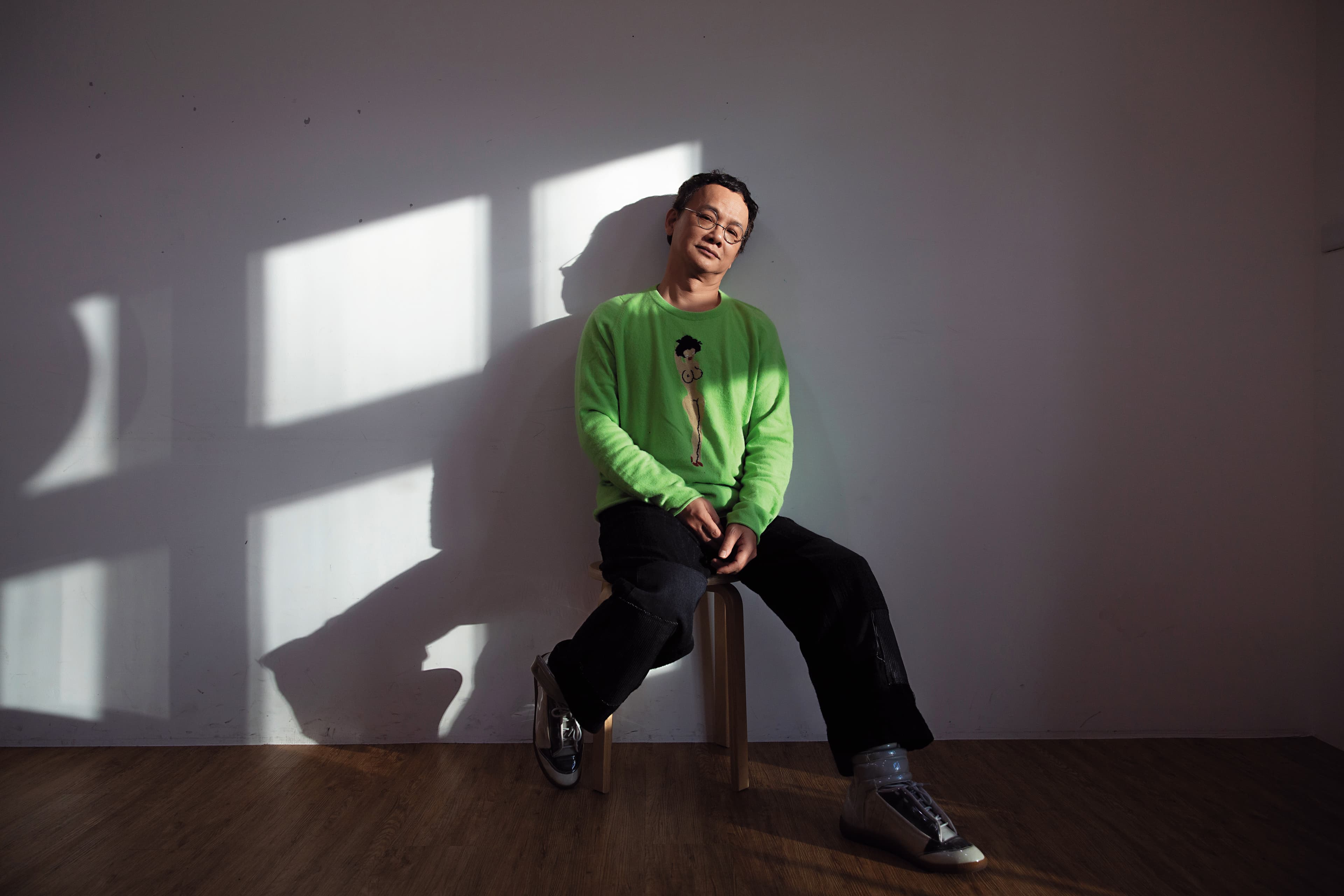 58歲的姚謙穿著一件裸女針織衫受訪,笑說:「故意挑件比較挑釁的毛衣,適合貴刊的風格。」