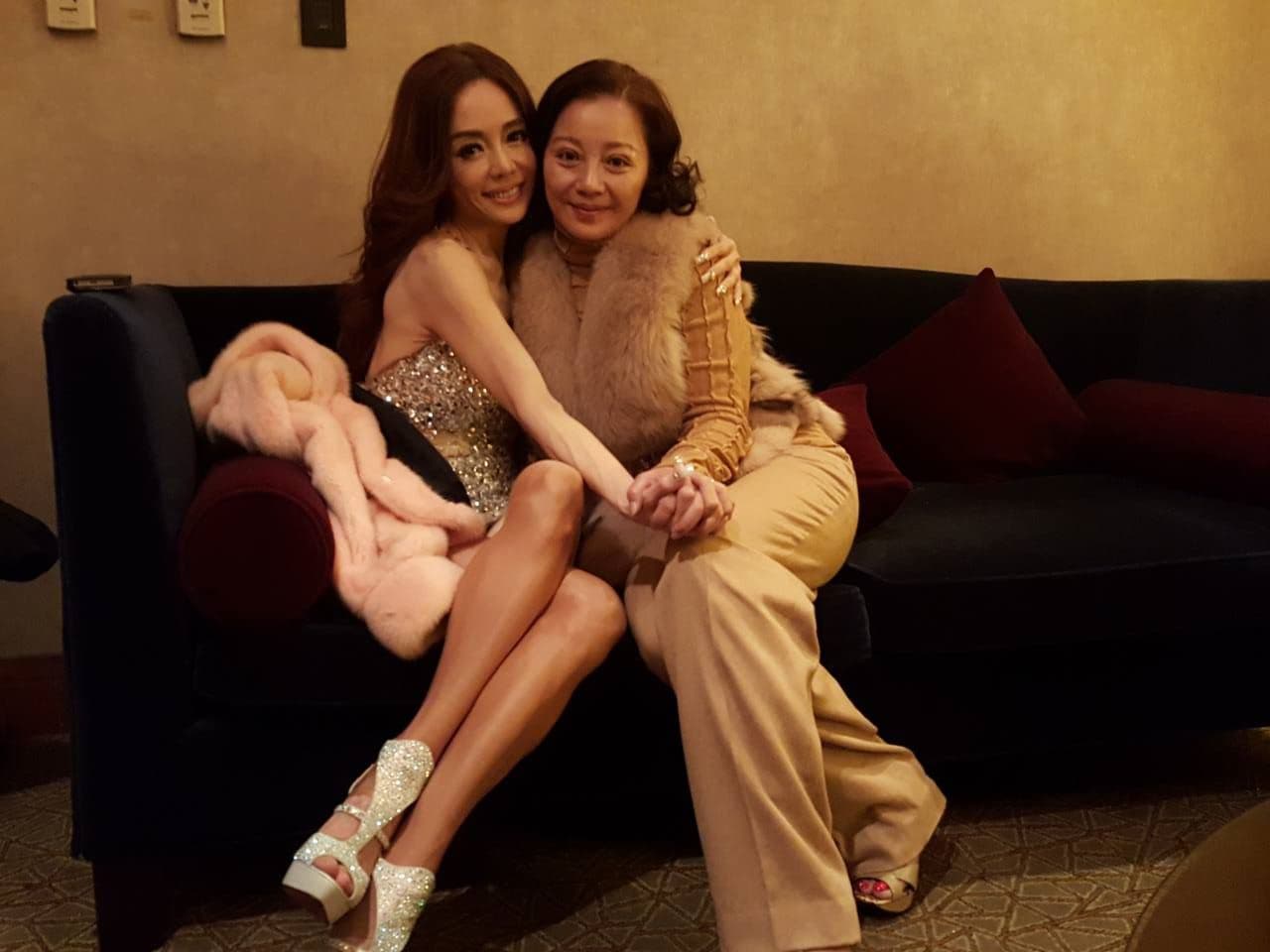 喜翔年輕時和狄鶯姊姊狄玫(右)未婚生了兒子,兒子帶到美國由喜翔的姊姊和媽媽帶大。(翻攝自狄鶯臉書)