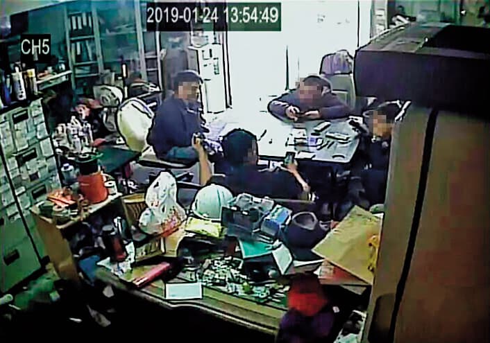 囂張的黑衣人強占印北辦公室,要求公司負責人出來協談。(讀者提供)