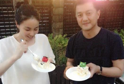 王菲、李亞鵬為有唇額裂的女兒李嫣成立慈善基金會,還會為女兒合體。(翻攝自微博)