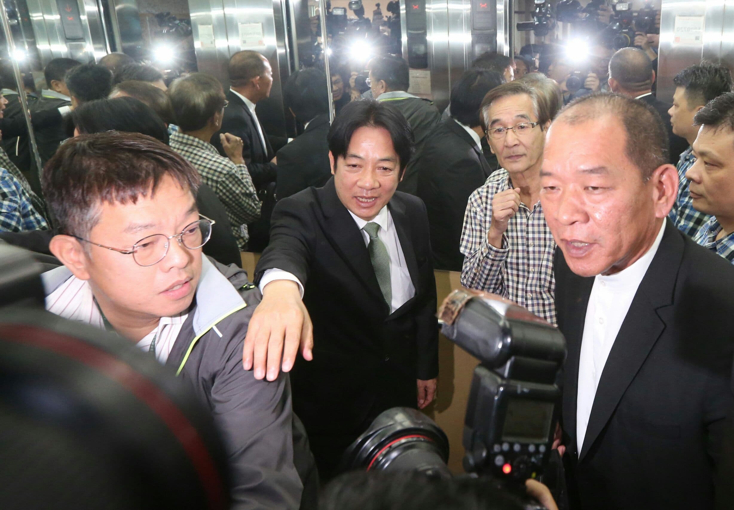 前行政院長賴清德一早就拋出震撼彈,宣布自己將「勇敢承擔責任」,並於上午赴黨中央登記2020總統初選。