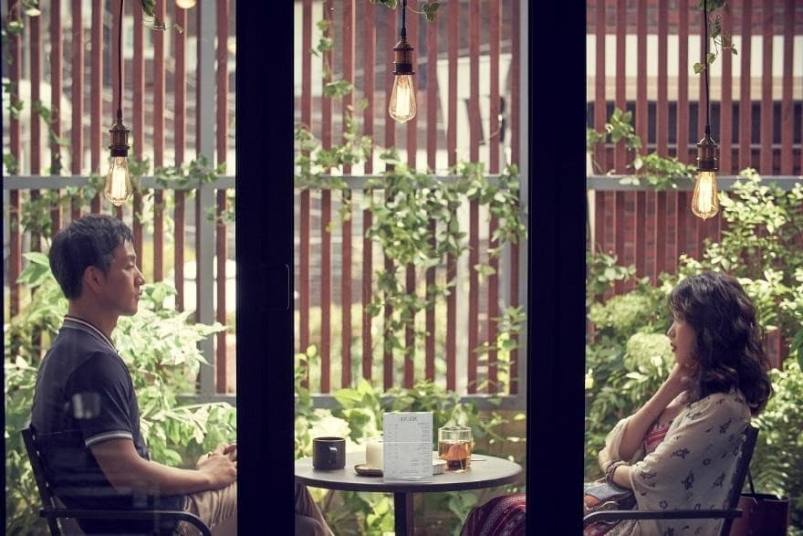 在第二單元「不朽」中,IU(右)與朴海秀有眾多對手戲。(韓國Netflix提供)