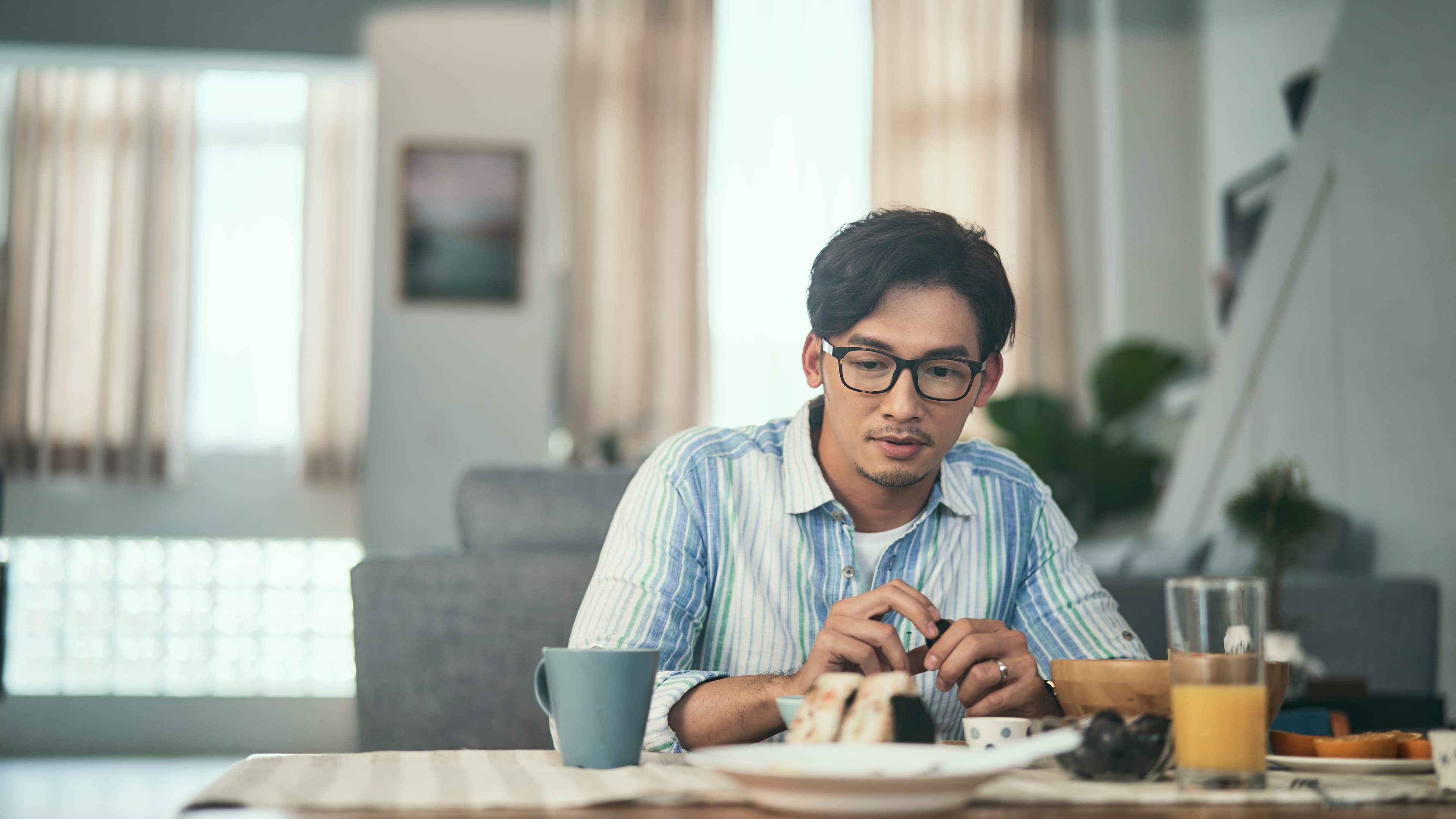 戲中溫昇豪扮演媒體人,曾在新聞台工作過的他表示對媒體生態並不陌生。(HBO提供)