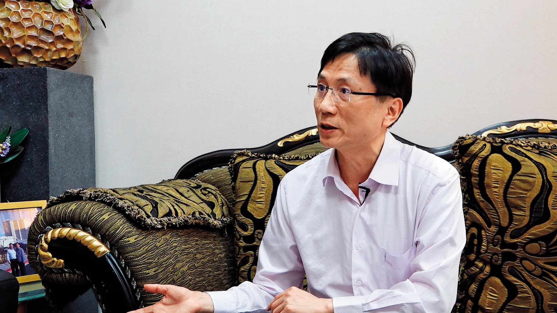 桃園市議員詹江村協助勞工陳情,呼籲中央應該修法重罰業者大量解雇卻不負責任的行為。