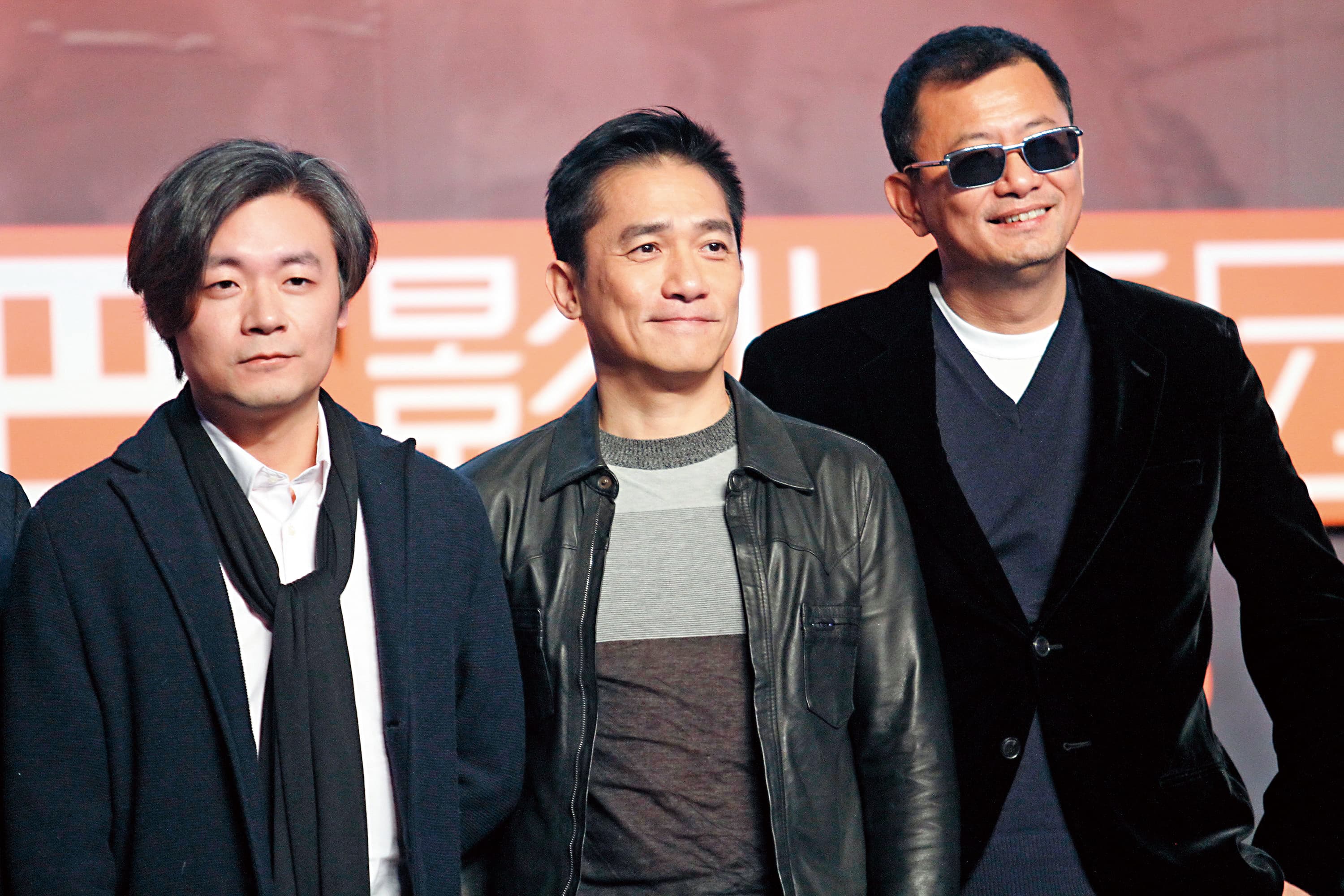 《擺渡人》是張嘉佳首次跨界當導演,是因為被他的偶像王家衛(右)給說動。(東方IC)