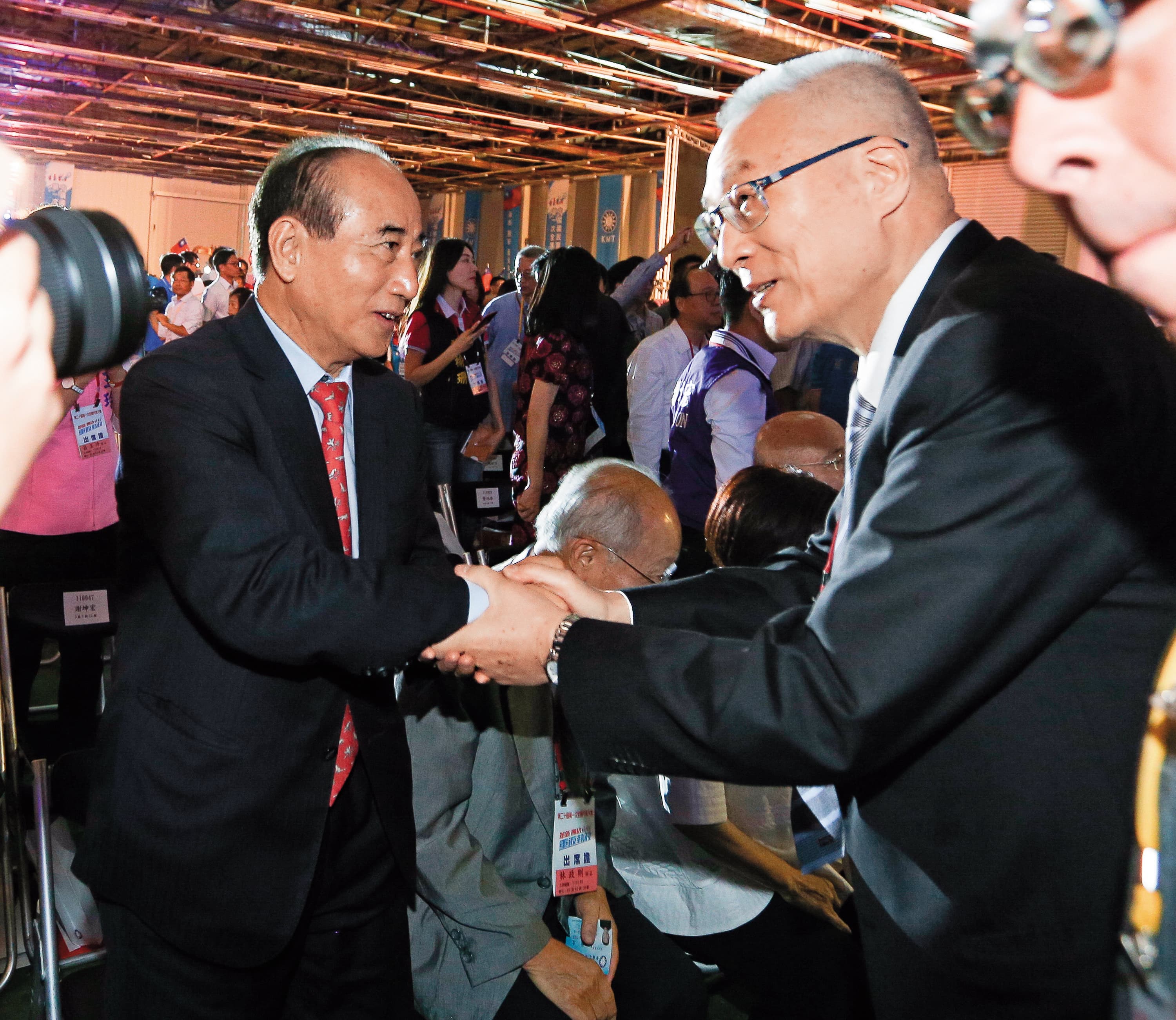 妙天建議國民黨主席吳敦義(右)攜手前立法院長王金平(左),一起參選正、副總統。