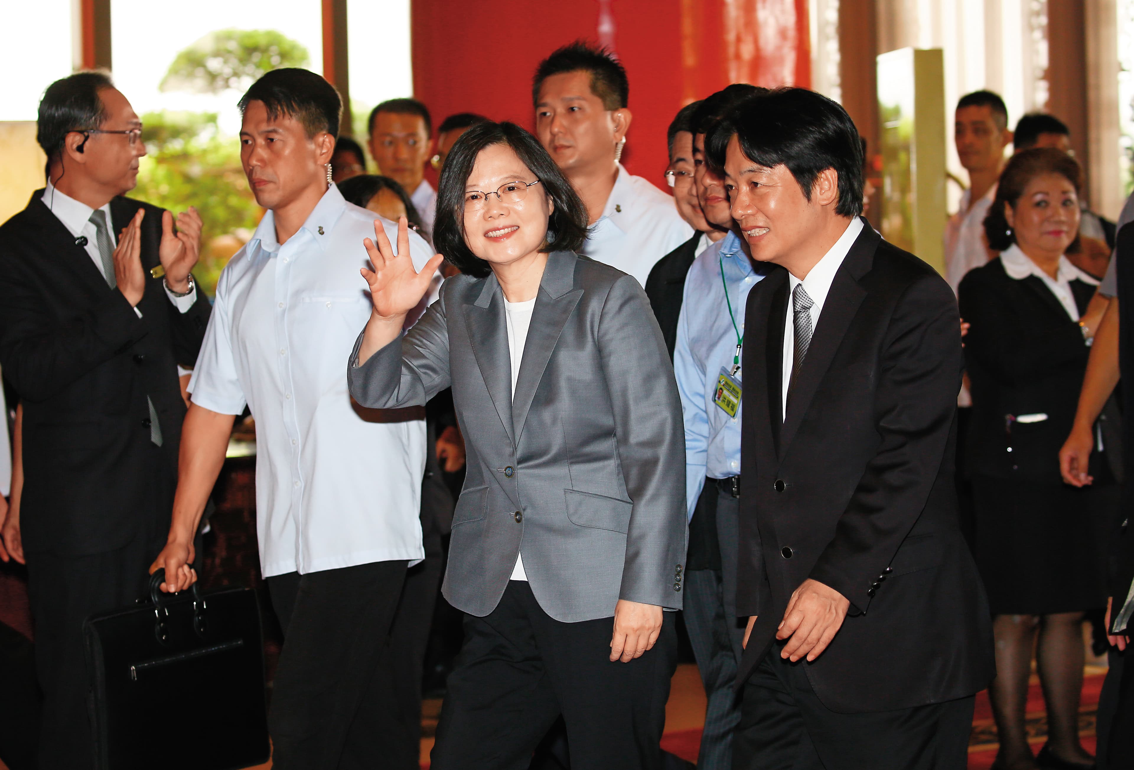 民進黨總統初選火熱登場,總統蔡英文(左)及前行政院長賴清德(右)誰出線,未來可能與柯文哲及國民黨候選人決一勝負。