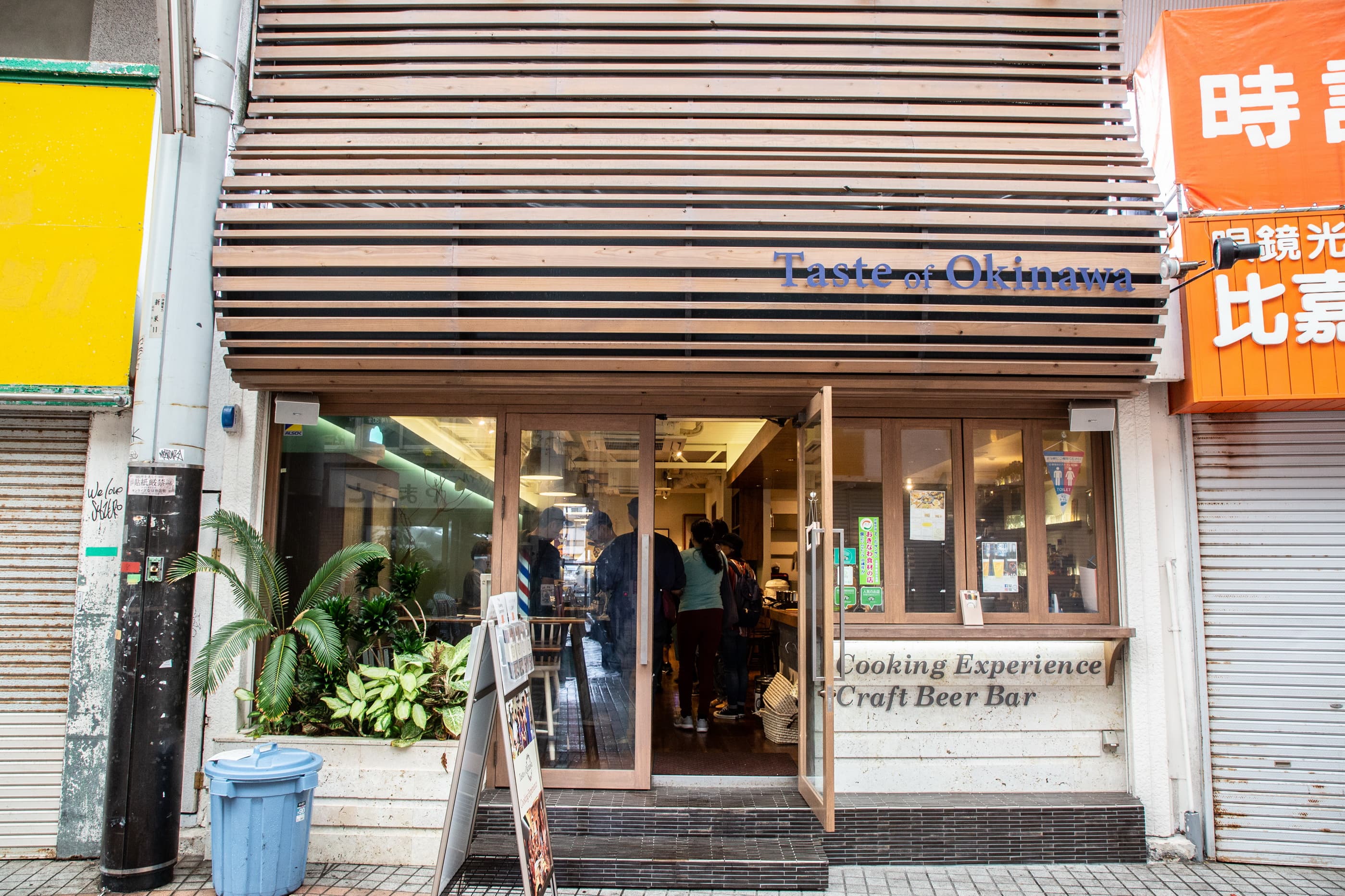 Taste of Okinawa位在那霸市區,晚上搖身一變為小酒館。