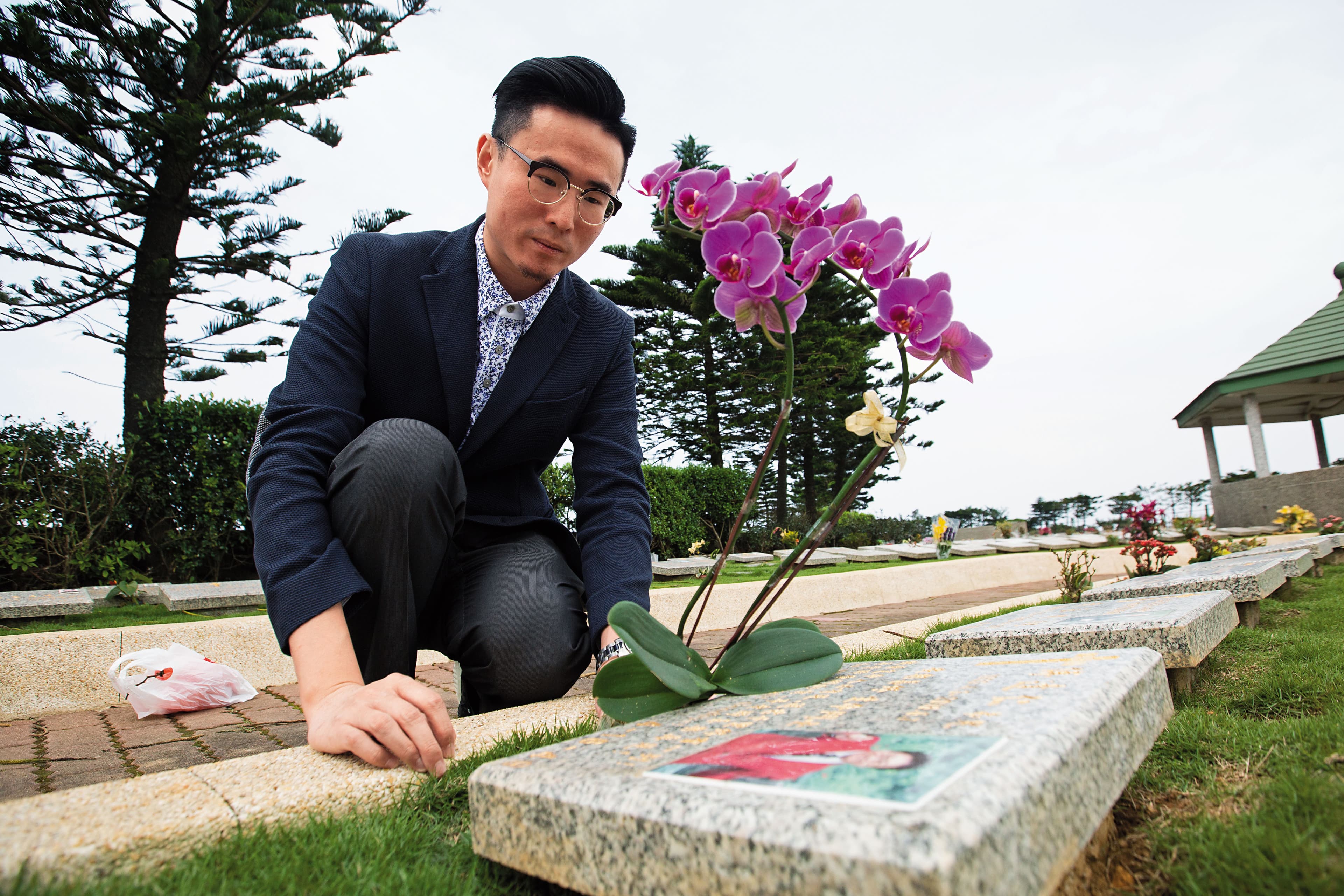 傅俊豪在墓碑前,懷想父親的一生輝煌,他也將繼承父親的遺志,推動安樂死合法化。