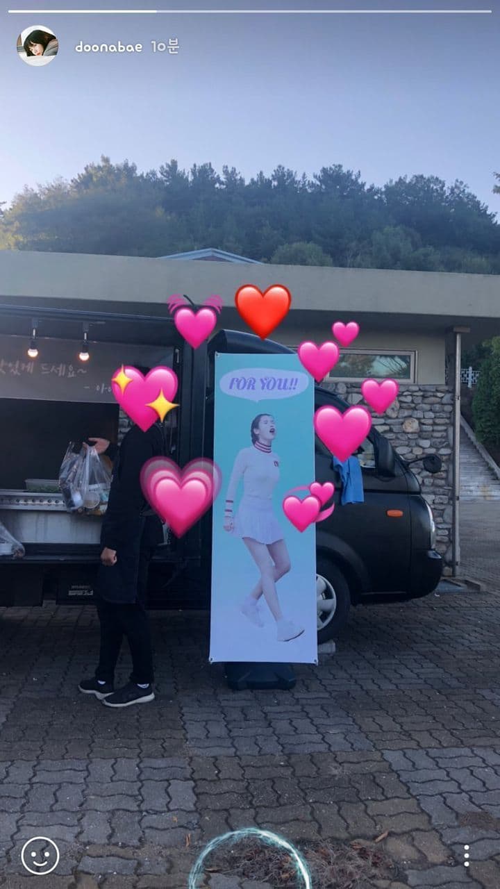裴斗娜曾在她IG限時動態放上IU特地送的食物應援,見證好感情。(網路圖片)