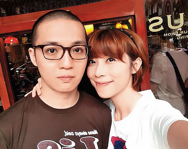 貴婦奈奈和老公黃博健捲款吸金10億元,潛逃加拿大,至今行蹤成謎。檢調卻查出貴婦奈奈及夫家在台仍擁有5戶豪宅,其中青川富御有3戶,琉森花園則有2戶,估計總市價超過4億元。
