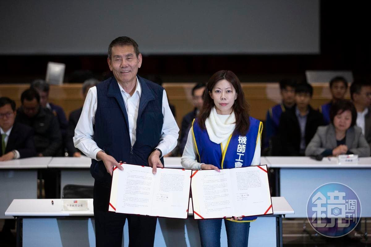 行政院已拍板核定,機師罷工事件負責與工會協商的華航總經理謝世謙(前排左),將升任華航新任董事長。