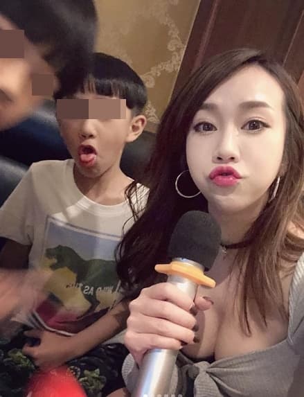 林佩瑤曾在社群網站貼出和姪子的合照,照片中她穿著火辣的超低胸上衣陪唱KTV,讓網友直呼「這位姑姑太辣了」。(翻攝自林佩瑤臉書)