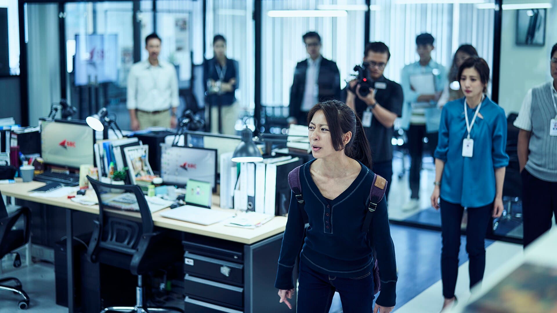 李大芝(陳妤)跑回新聞台向長官宋喬安激動控訴,宋喬安(賈靜雯)抓狂怒嗆這一幕,PTT鄉民群起撻伐宋喬安及媒體的做法太惡毒、太過分了。(公視提供)