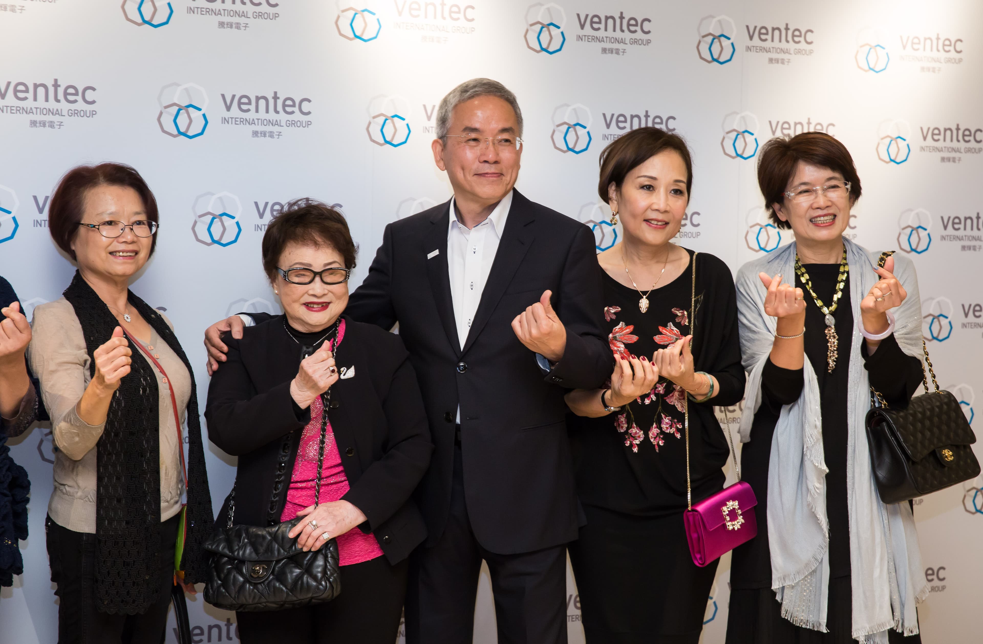 勞開陸(中)帶領騰輝電子鹹魚翻身,不惜付出健康代價,一度讓妻子(右二)十分擔心。