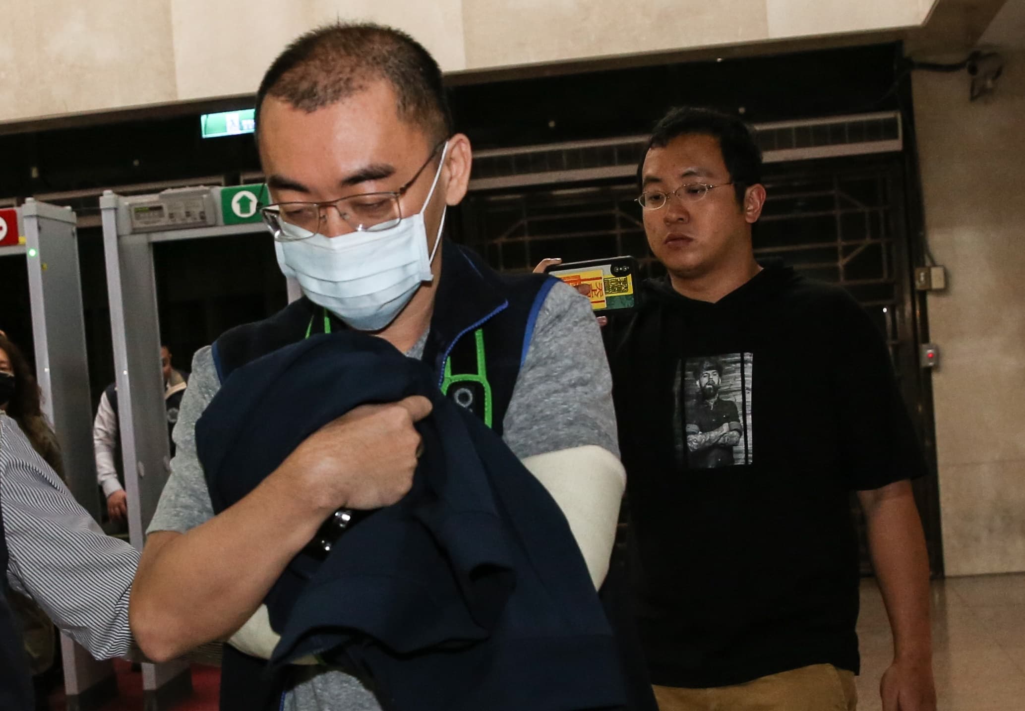 郡宏光電負責人林勇任也被檢方諭令以500萬元交保及限制出境。