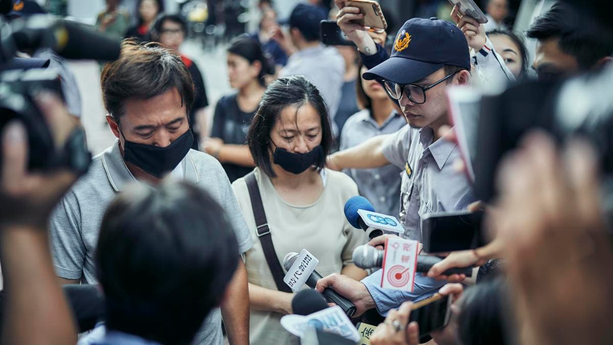 《我們與惡的距離》重用資深演員,飾演殺人犯李曉明父母的檢場(左一)與謝瓊煖(左二)都說明了中年人匍匐前進的狼狽身影。(公共電視提供)