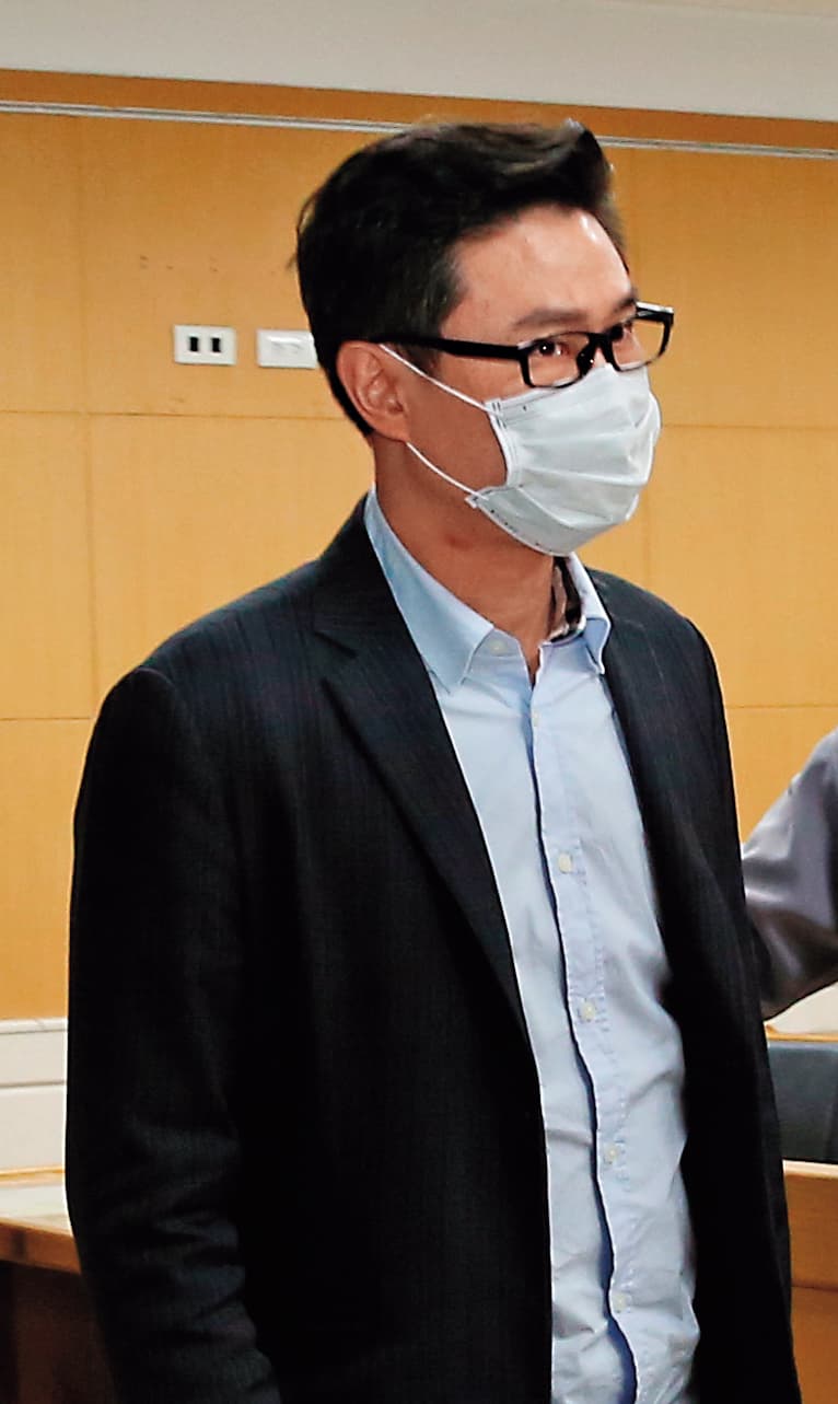 葉美麗提拔長相帥氣的陳睿煬(左)到茂豐擔任業務主管,還讓他在電子廠賣冷凍包子。
