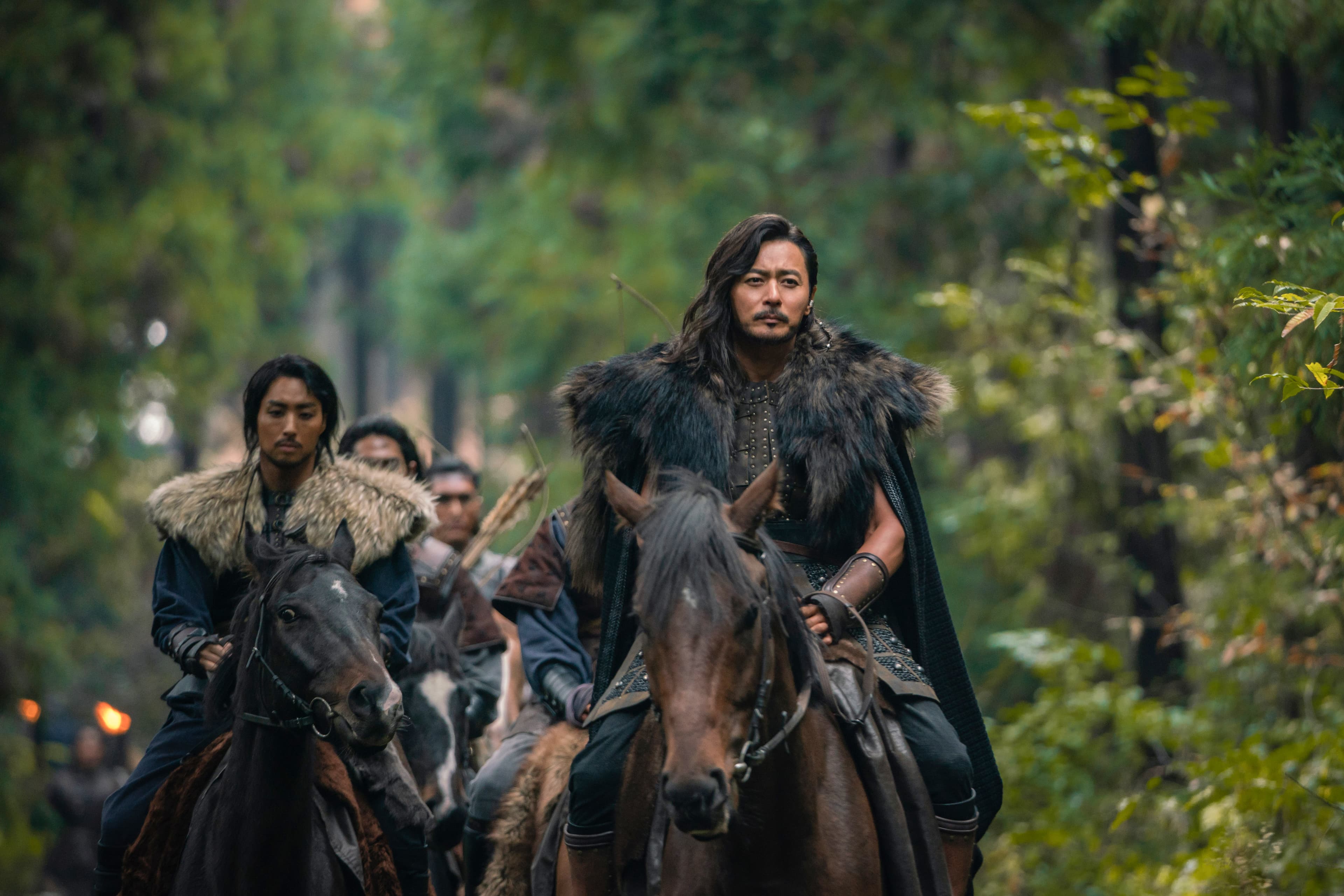 張東健只是騎馬也能展現強大氣場。(Netflix提供)