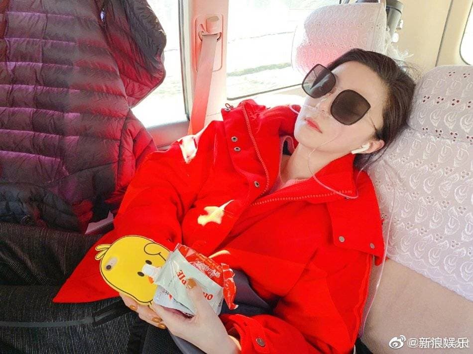 即便吸著氧氣范冰冰仍堅持作公益,不願返京療養。(翻攝自新浪微博)