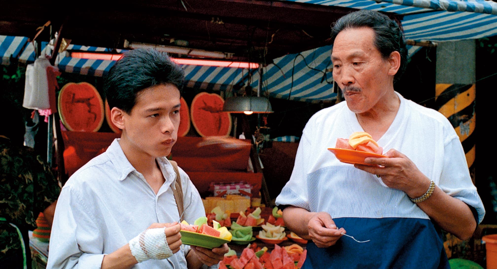 李康生(左)與苗天主演的《青少年哪吒》雖是27年前的作品,但蔡明亮到今年都還收到分紅。(中影提供)
