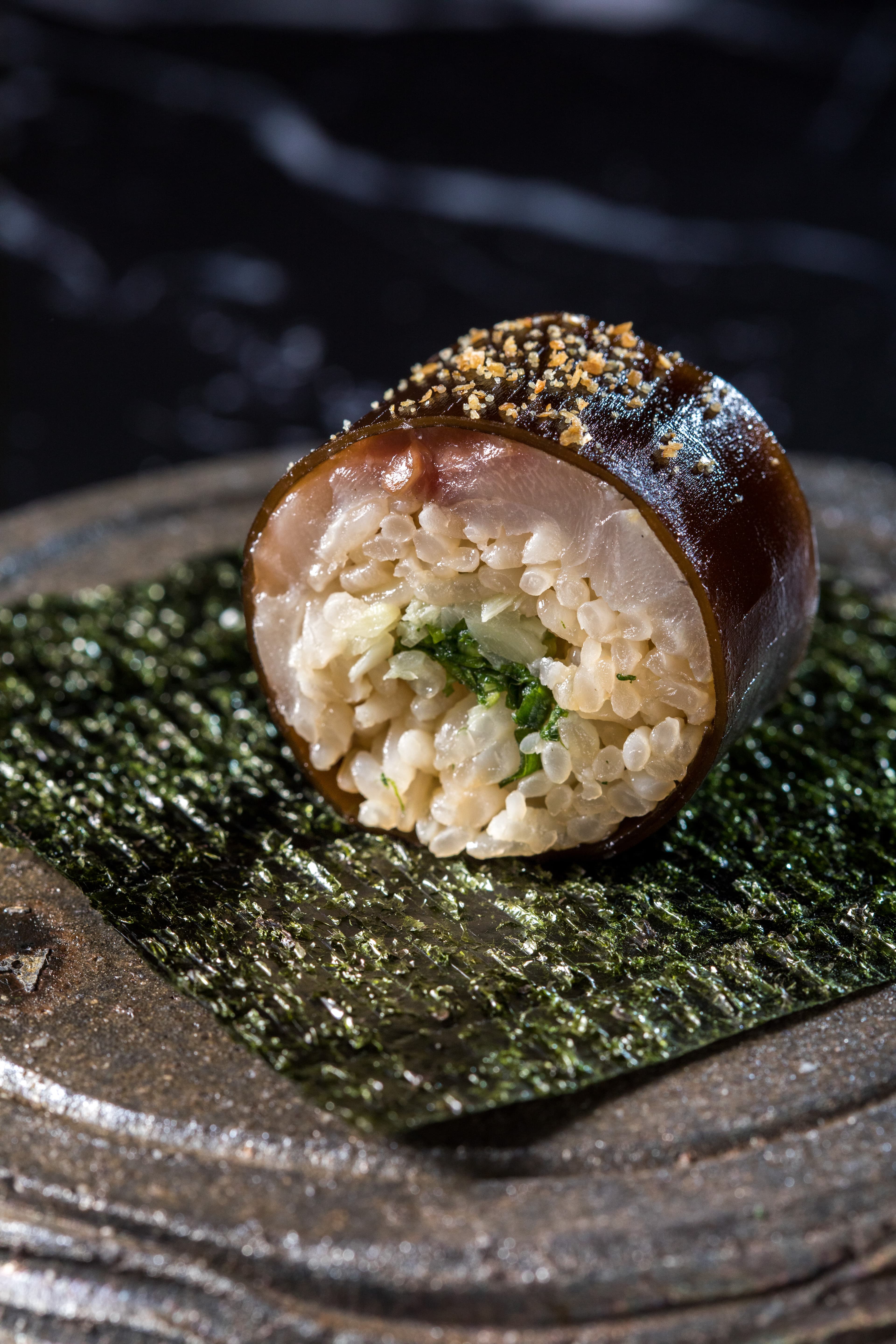 「棒壽司」把大阪灣竹莢魚裹在味醂高湯入味兩週的昆布裡,熟陳氣息中,蝦夷蔥和紫蘇葉的鮮香是最好點綴。
