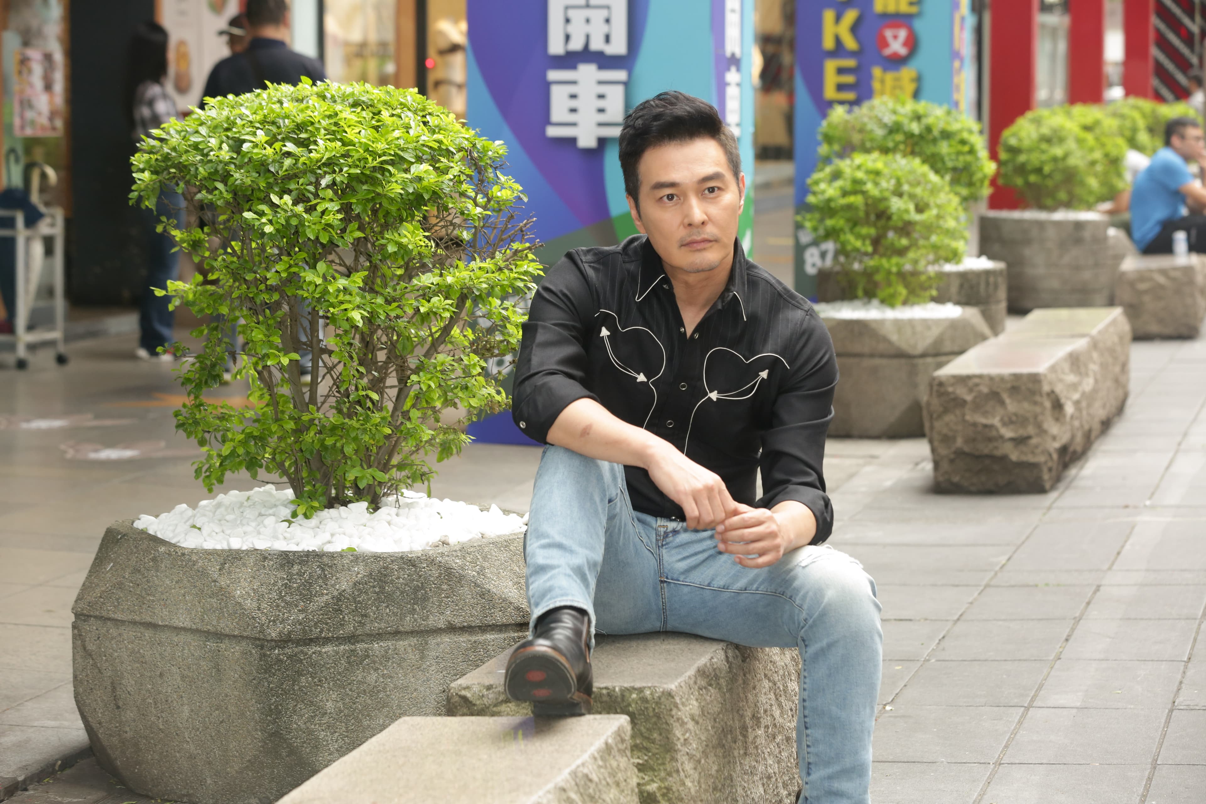 與一群20來歲的年輕演員演戲,連凱笑說自覺還很年輕,和他們差不多,自己一下接受不過來已是「資深前輩」。