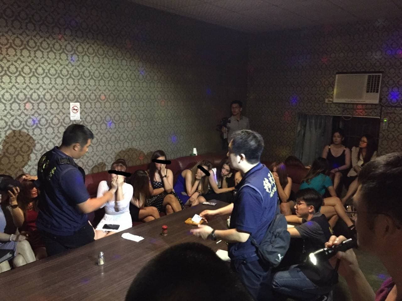 在小吃店坐檯的越籍女子因收費平價,且年輕具姿色 ,在當地生意火紅。(移民署台南市專勤隊提供)