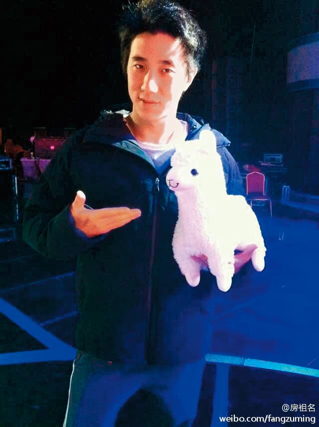 房祖名出道以來緋聞就從未斷過,曾在香港蘭桂坊被拍到和伊林女模陳敬宣徹夜狂歡。(翻攝自房祖名微博)