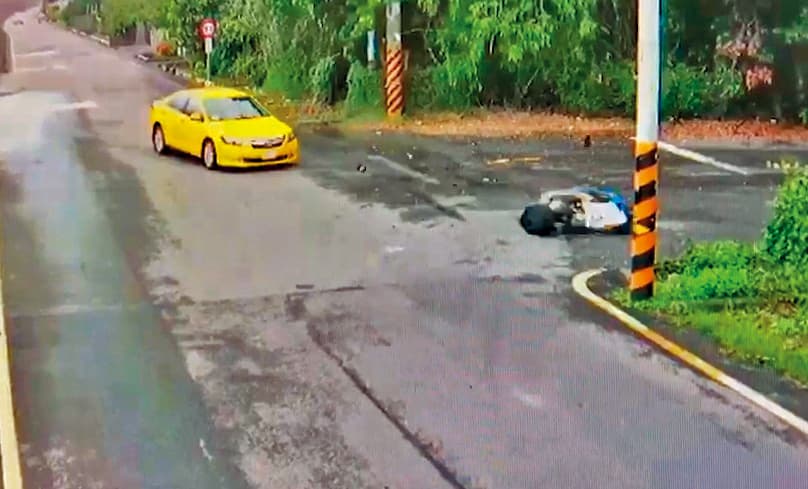 計程車司機原本靠右行駛,突然左轉而撞上騎機車的黃博鈞。(家屬提供)