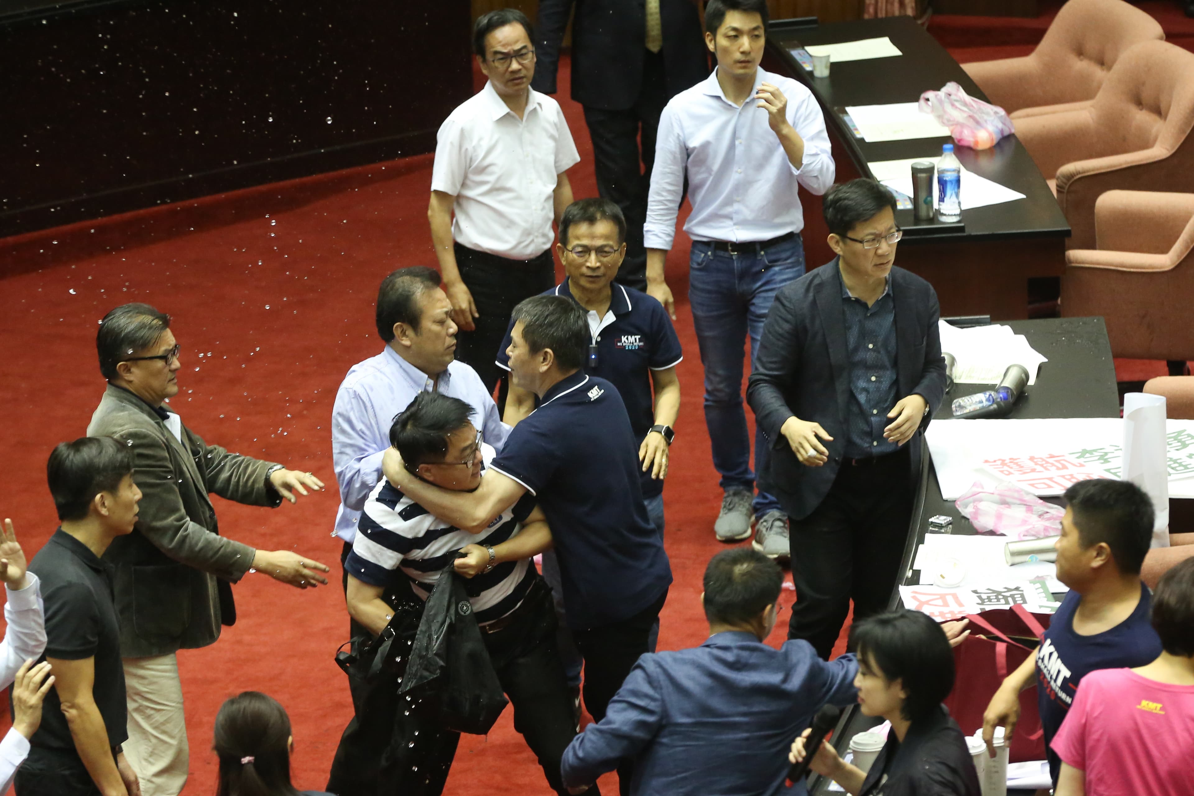 國民黨立委林為洲率先丟擲水球,民進黨立委吳秉叡、蘇震清上前與他推擠。
