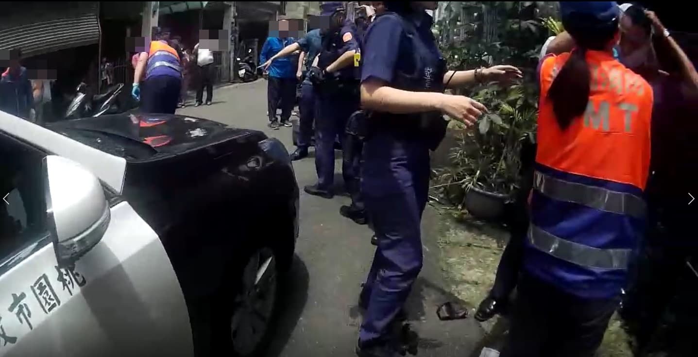 救護人員正在幫受傷員警進行包紮。(翻攝畫面)