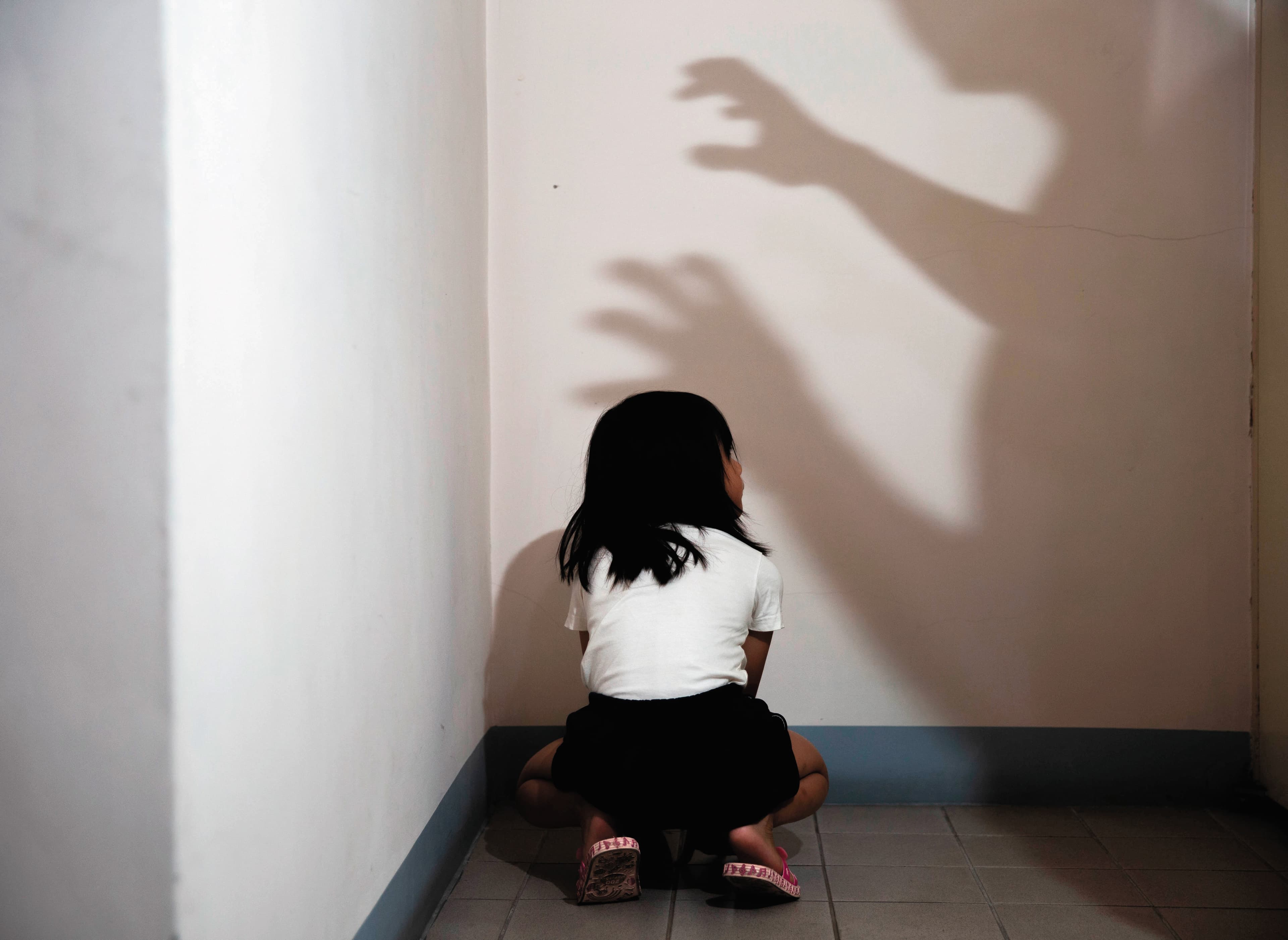 國小學童比較弱勢,不時傳出成為狼師侵犯目標。(圖為設計畫面)