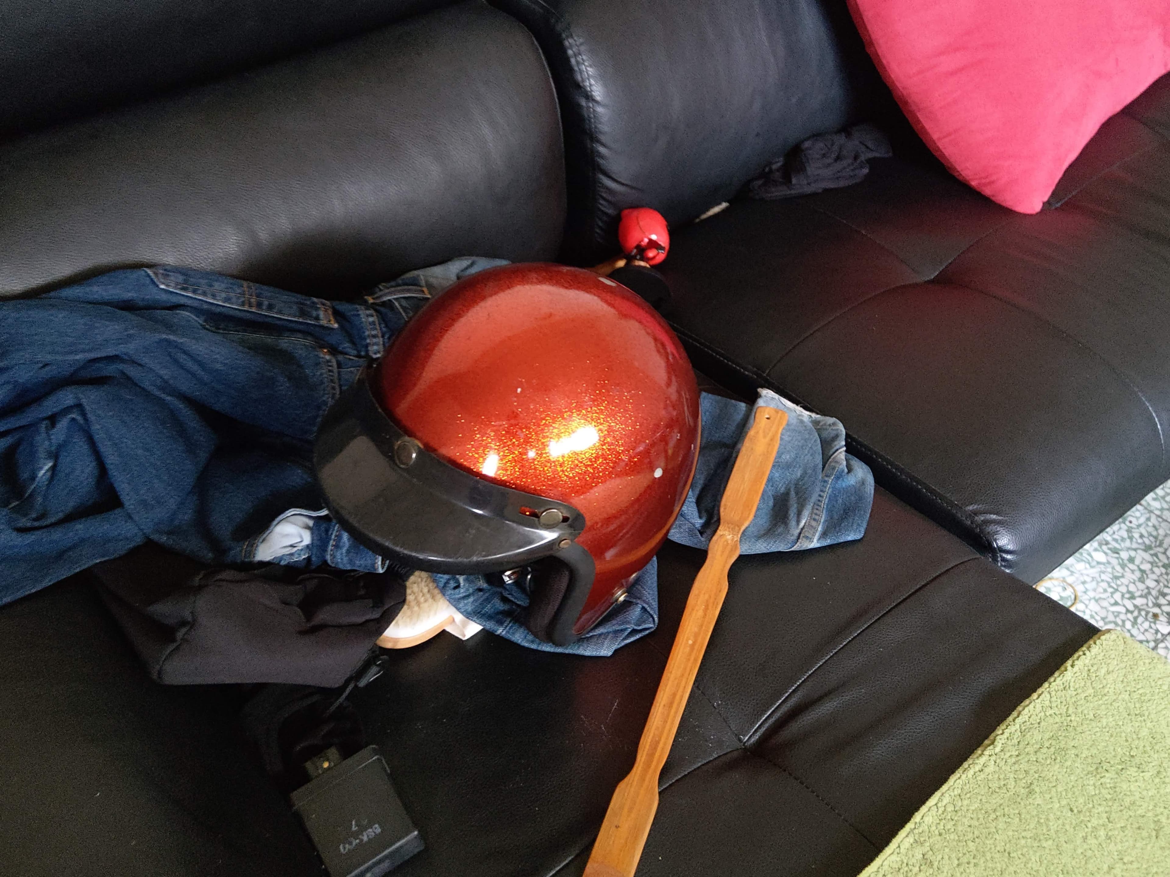 陳男就算警方在家中起出作案時所戴安全帽等物,仍矢口否認犯行。(翻攝畫面)