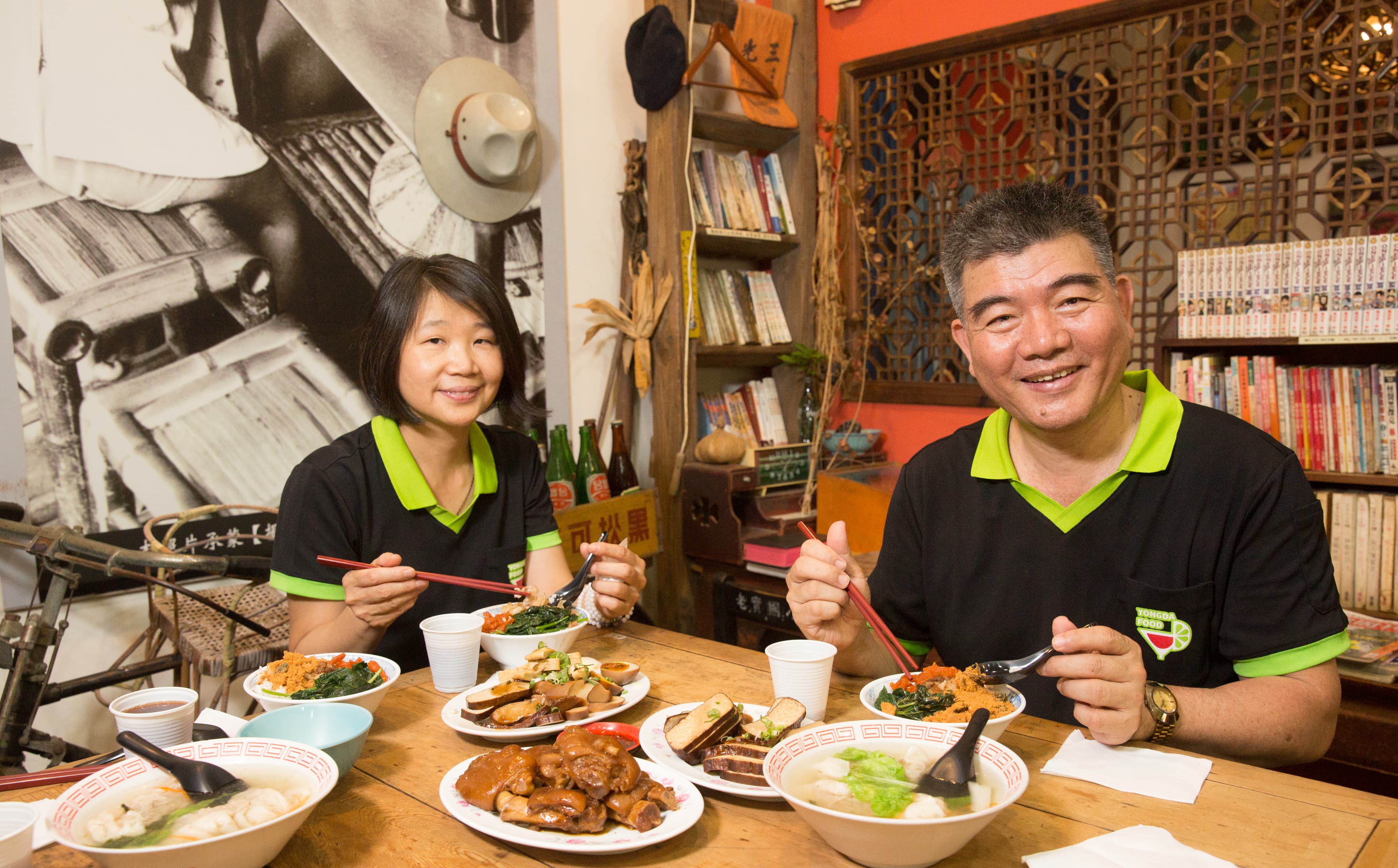 蔡耀輝(右)和妻子謝秀琴(左)是屏東內埔老實麵懷舊麵館的常客。