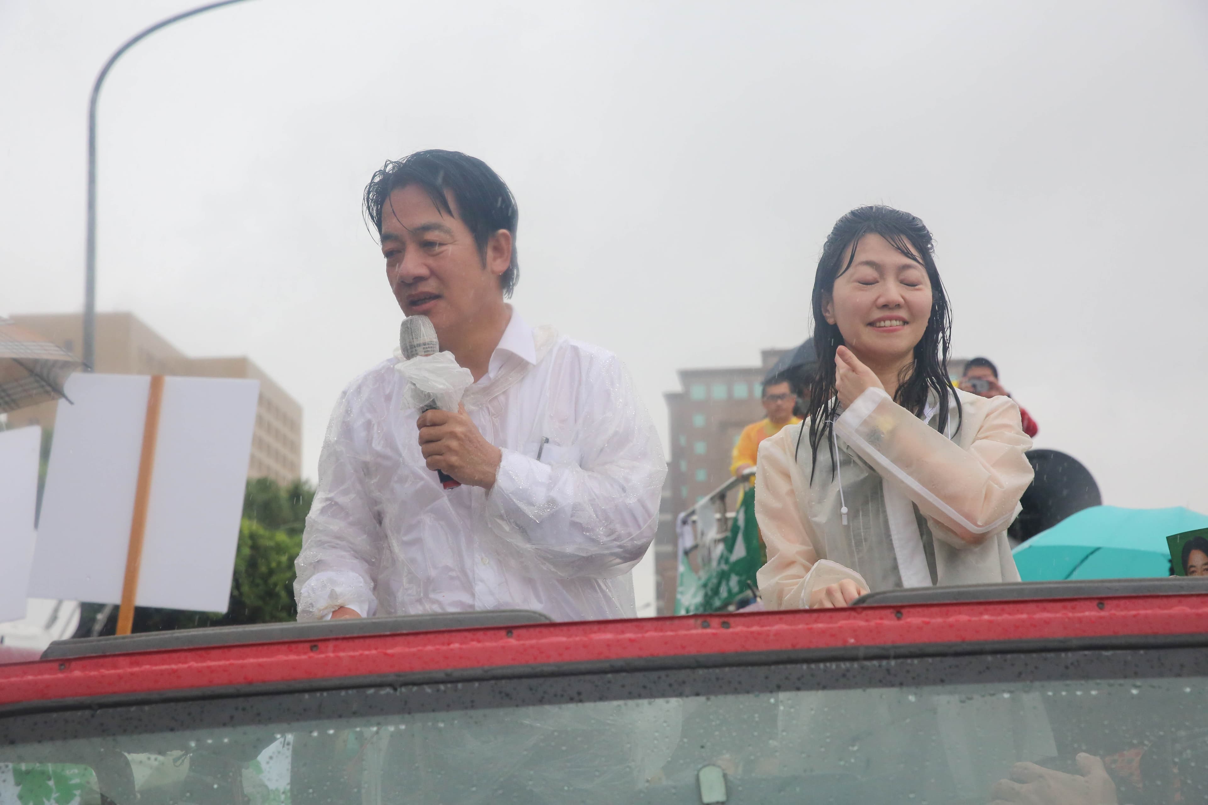 行政院前院長賴清德車隊掃街抵達終點凱道時,一旁的台北市議員高嘉瑜已淋成落湯雞。