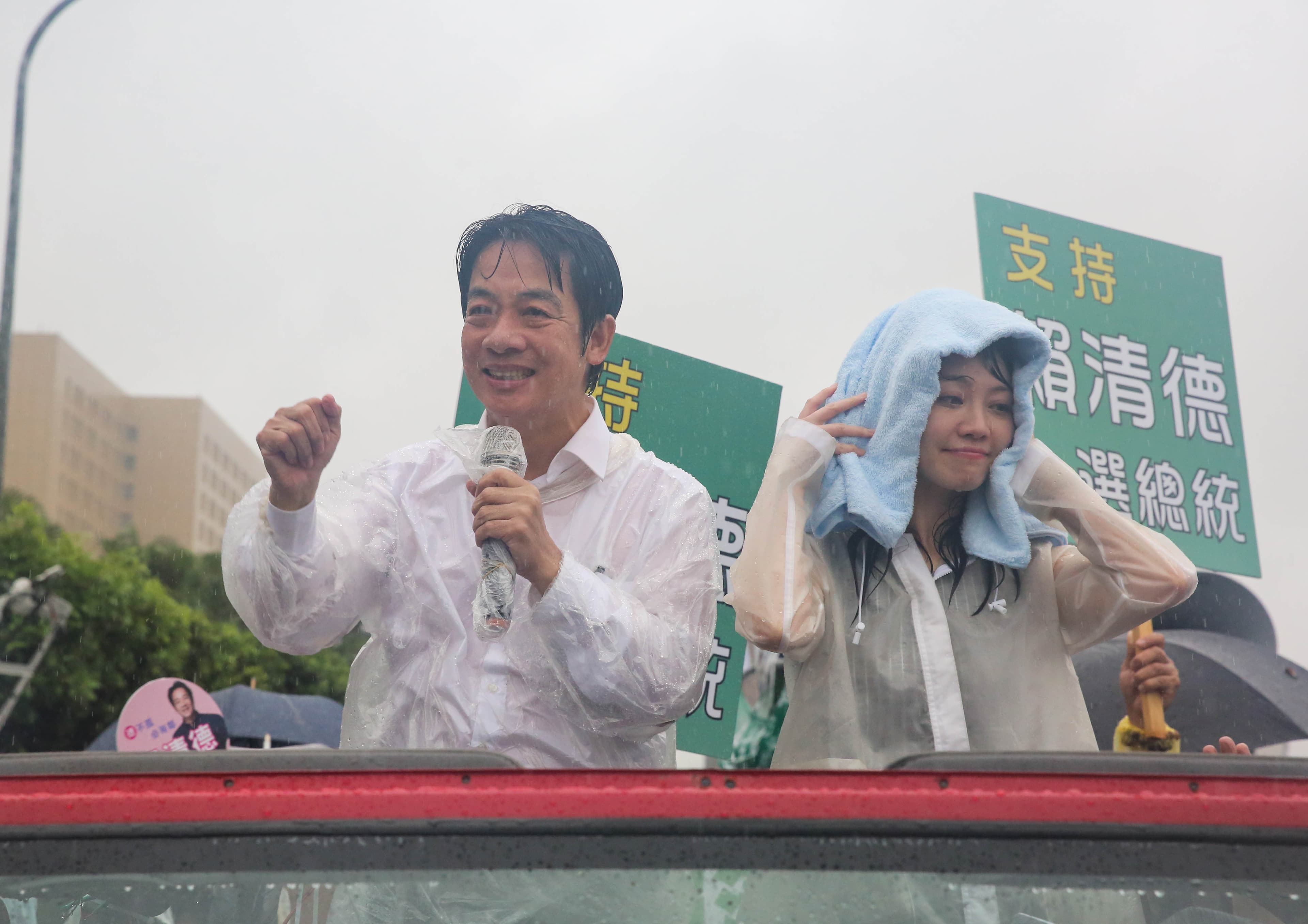 濕身的高嘉瑜拿出毛巾擦乾頭髮。