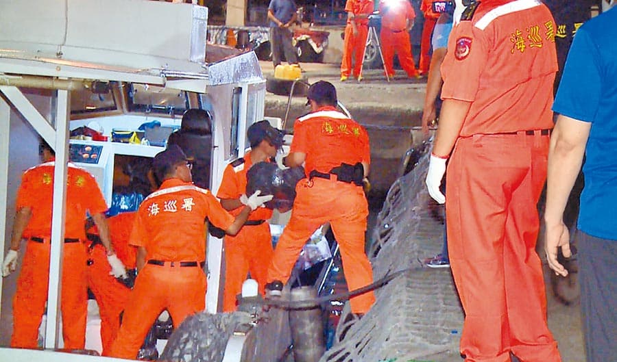 海巡署上月查獲海釣船走私899公斤安毒,竟有警務人員涉案。(翻攝畫面)