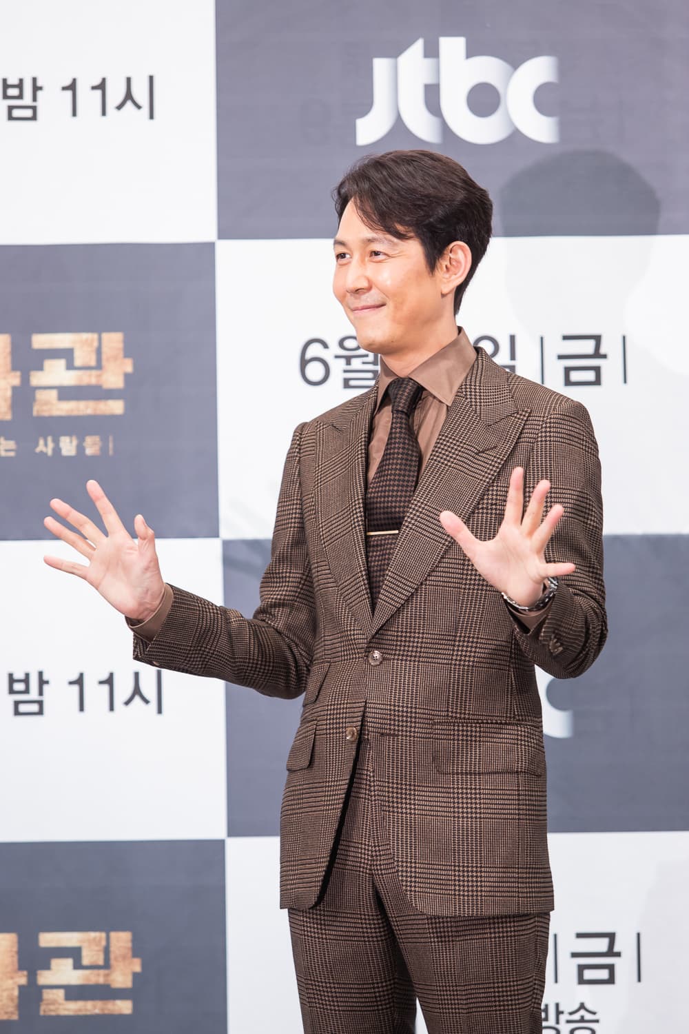影帝李政宰為了《輔佐官》的好劇本重回電視劇。(Netflix提供)