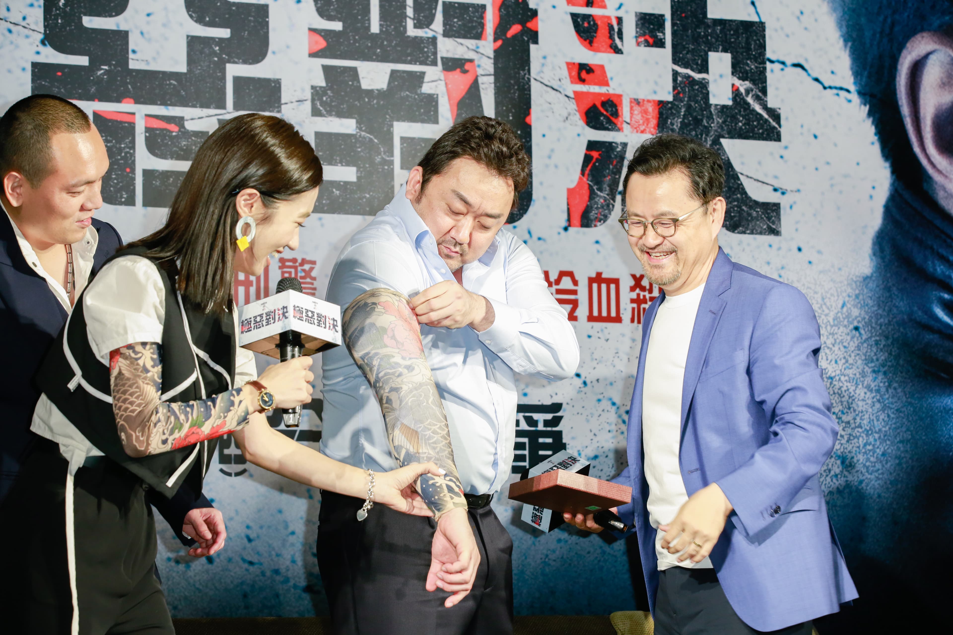 馬東石套上刺青袖套,主持人Lulu說:「我們是同一款,怎麼你這隻錦鯉魚比較大尾。」
