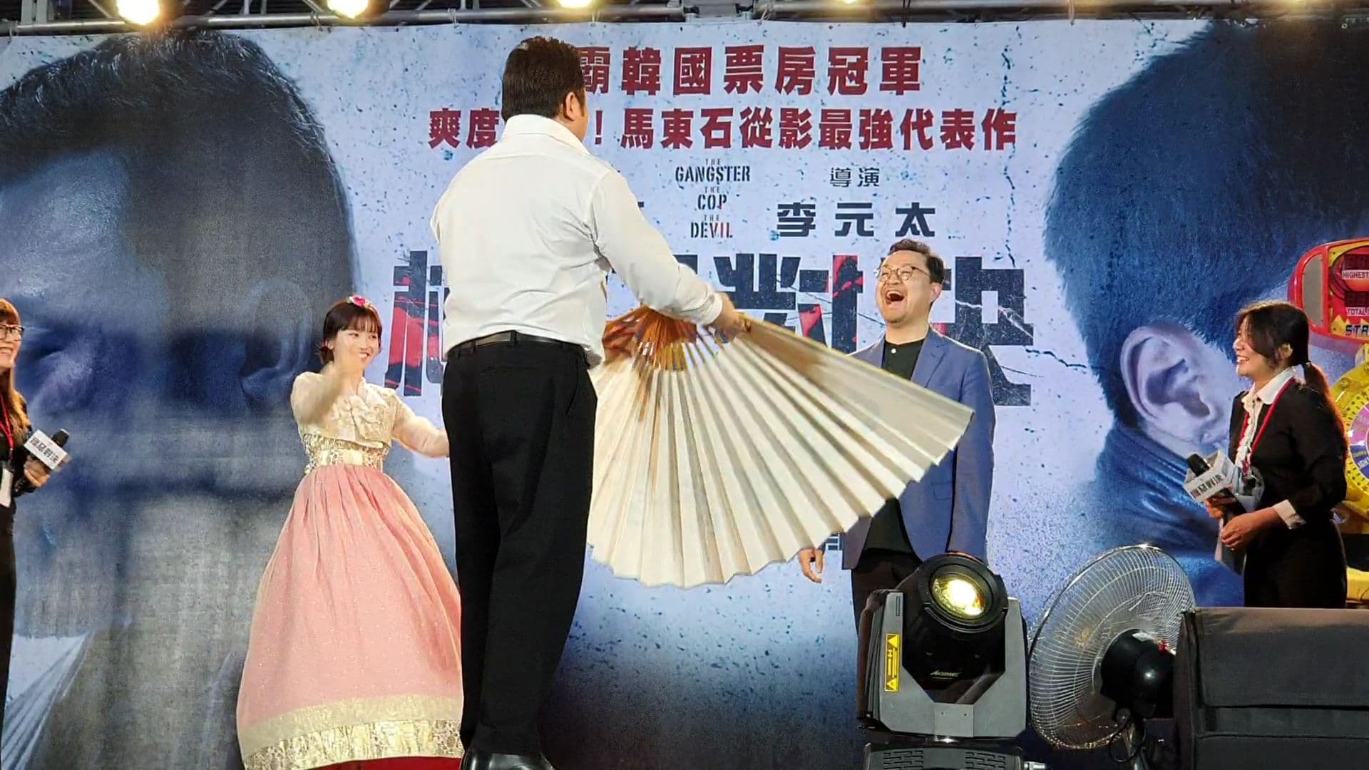 馬東石拿著巨扇為導演李元太搧風,蔡瑞雪在旁邊跟著開心