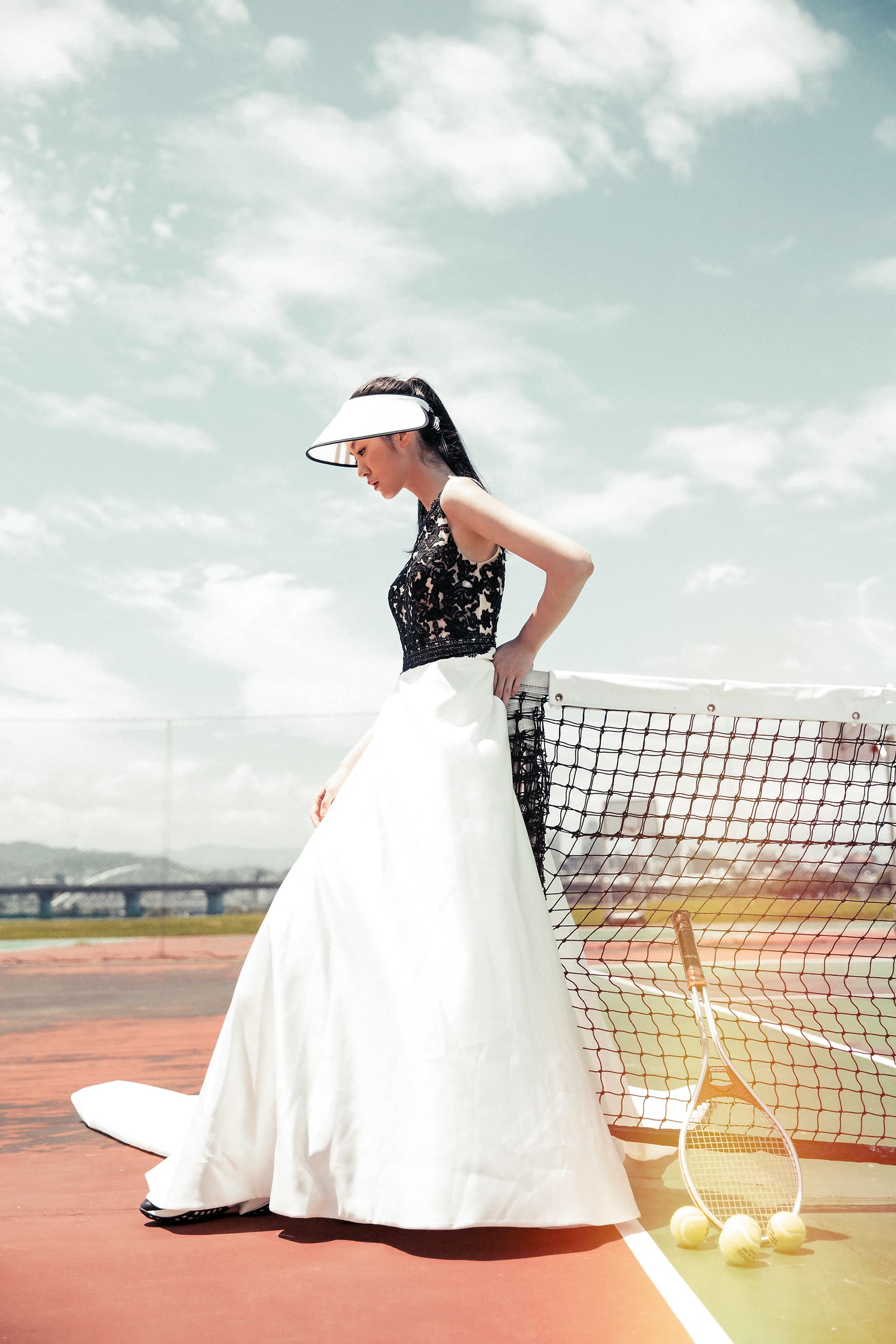 神祕黑刺繡蕾絲緞面婚紗 by Jasmine Galleria/遮陽帽 by adidas/Viv'Run系列休閒鞋 by roger vivier