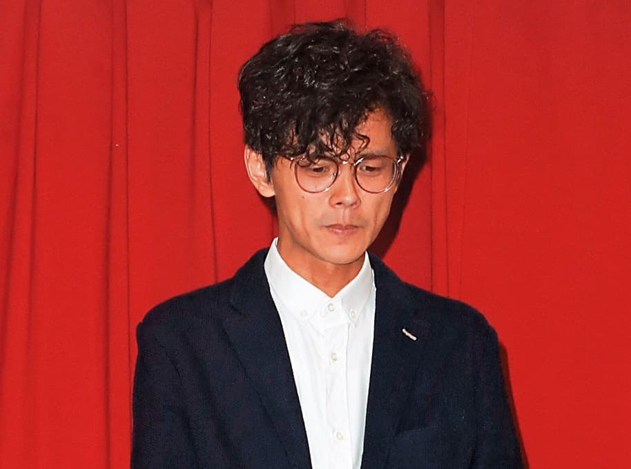 翔忻激吻曝光後,阿翔開了兩次道歉記者會,從「滿滿的友誼」到「現在就是顧好我自己的家庭」,顯然偷吃前沒想過事情的嚴重性,如今則選邊站好。